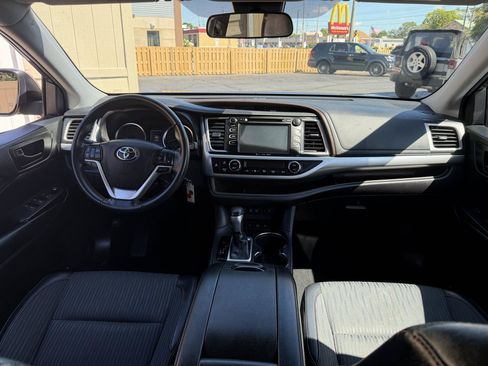 Used 2019 Toyota Highlander Plus AWD/4WD image 6
