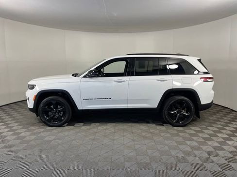 Used 2023 Jeep Grand Cherokee Altitude image 4