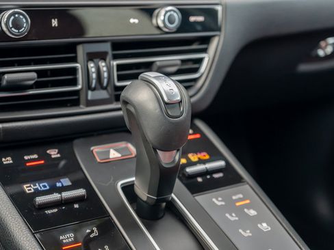 Used 2025 Porsche Macan AWD/4WD image 19