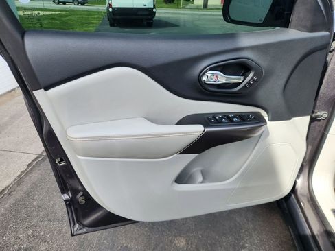 Used 2019 Jeep Cherokee Limited w/ Luxury Group image 22