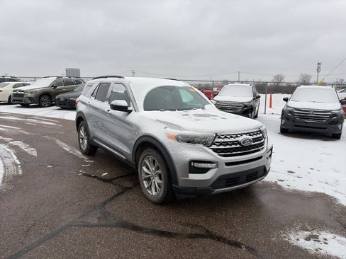 Used 2020 Ford Explorer XLT w/ Equipment Group 202A image 4
