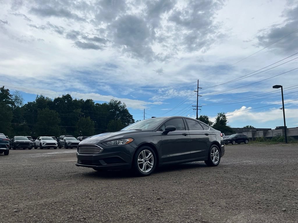 Used 2018 Ford Fusion SE w/ Fusion SE Technology Package FWD image 2