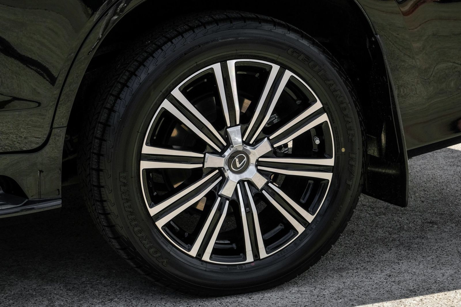 Used 2021 Lexus LX 570 4WD w/ Luxury Package image 52
