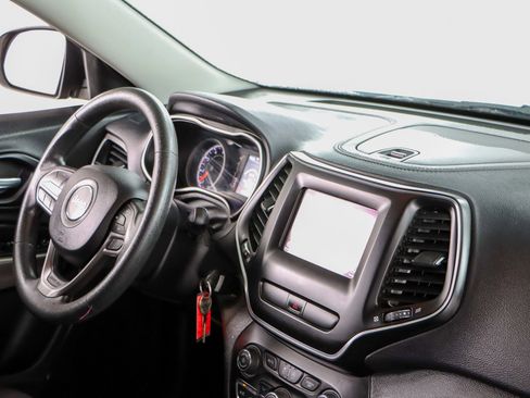 Used 2019 Jeep Cherokee Latitude w/ Popular Appearance Group image 25