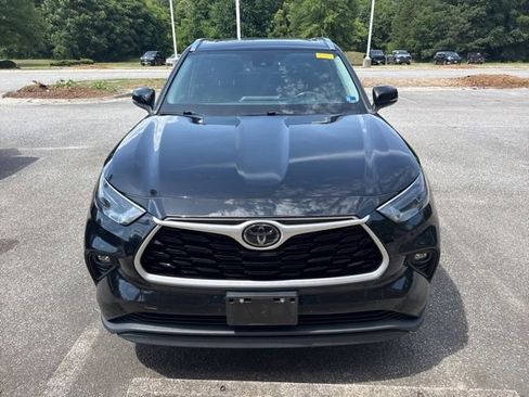 Used 2021 Toyota Highlander XLE FWD image 2