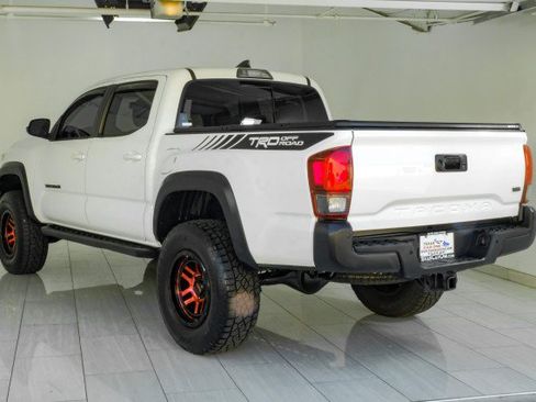Used 2018 Toyota Tacoma TRD Off-Road w/ Technology Package AWD/4WD image 8