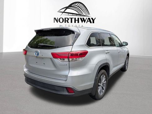 Used 2019 Toyota Highlander XLE AWD/4WD image 3