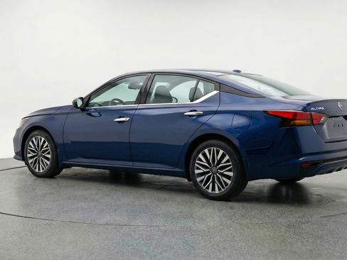 Used 2025 Nissan Altima 2.5 SV image 6