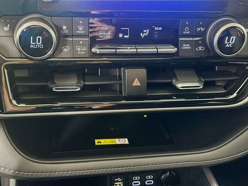 Used 2023 Toyota Highlander XLE FWD image 16