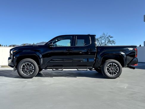 Used 2025 Toyota Tacoma TRD Sport w/ TRD Sport Upgrade Package image 2