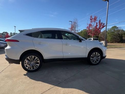 Used 2022 Toyota Venza XLE image 7