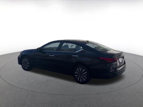 Used 2025 Nissan Altima 2.5 SV image 10