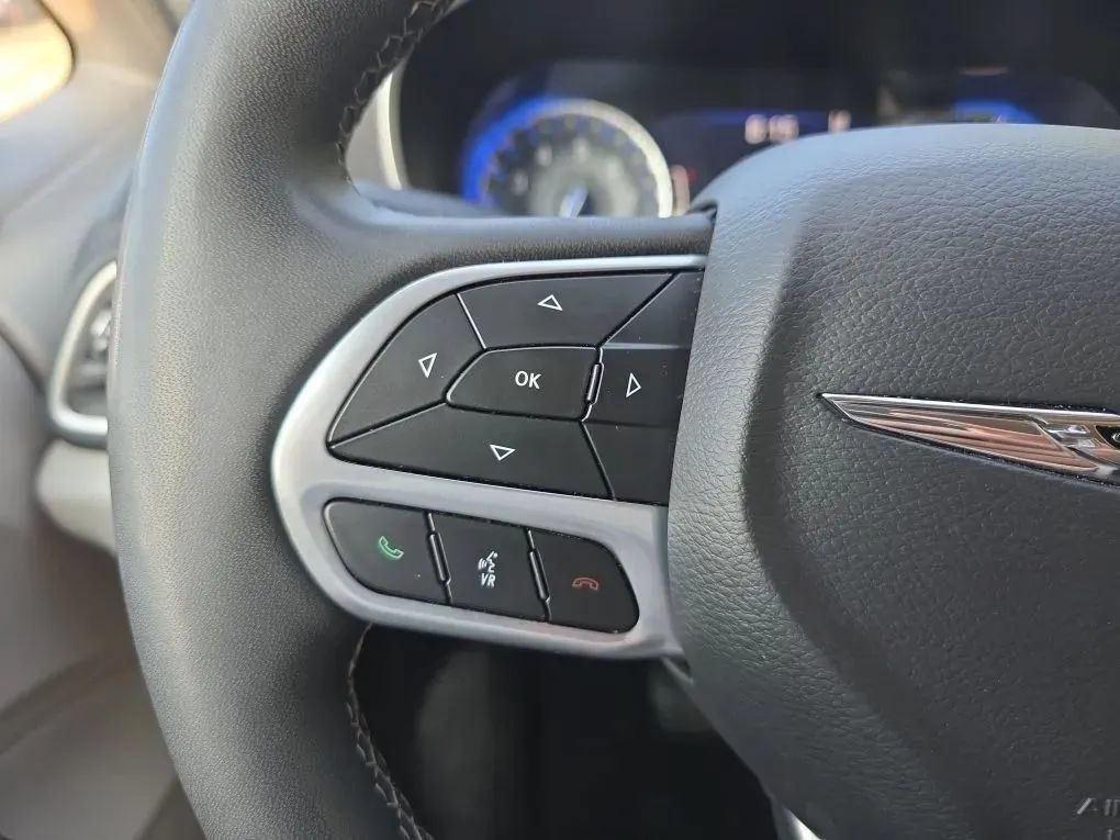 Used 2023 Chrysler Pacifica Touring-L FWD image 17