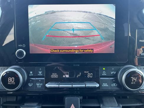 Used 2024 Toyota Highlander XLE image 17