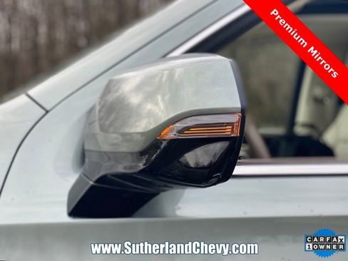 Used 2023 GMC Yukon XL Denali image 11