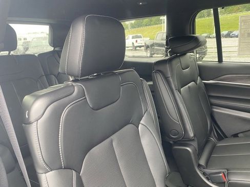 New 2025 Jeep Grand Cherokee L Limited w/ Luxury Tech Group II image 32