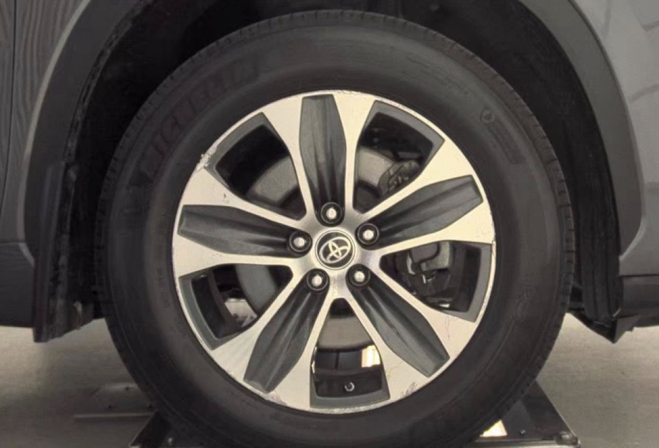 Used 2022 Toyota Highlander XLE AWD/4WD image 13