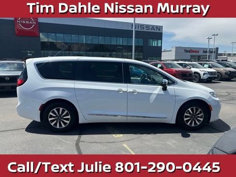 Used 2023 Chrysler Pacifica Limited FWD image 13