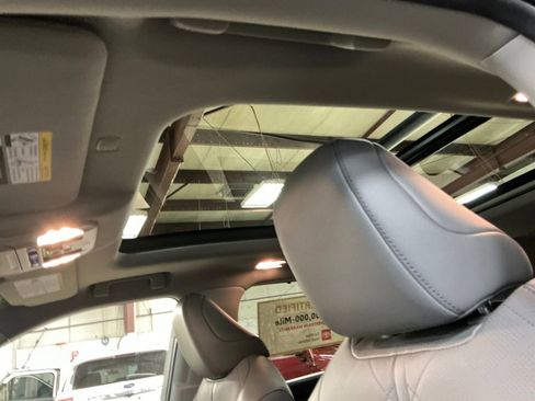 Used 2022 Toyota Highlander Platinum image 12