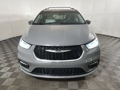 Used 2021 Chrysler Pacifica Touring-L FWD image 8
