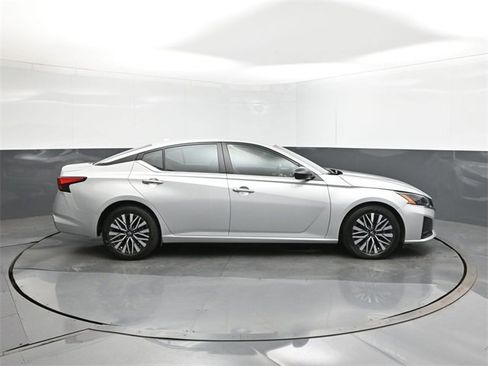 Used 2024 Nissan Altima 2.5 SV image 26