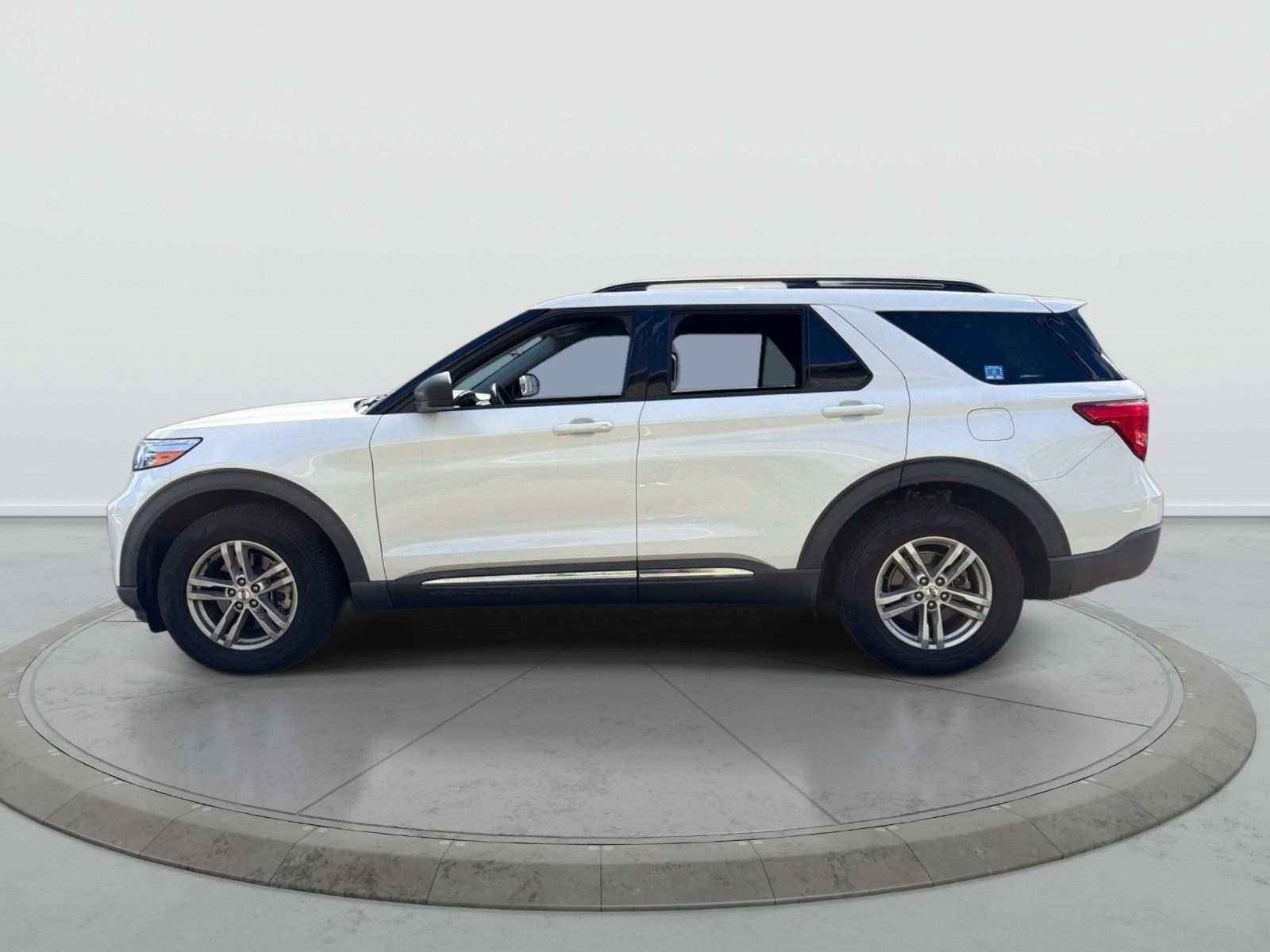 Used 2021 Ford Explorer XLT w/ Equipment Group 202A AWD/4WD image 4