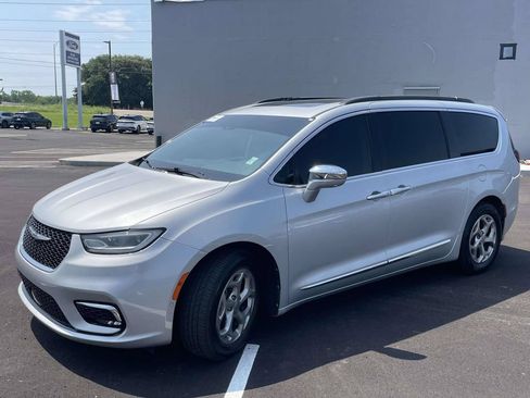 Used 2022 Chrysler Pacifica Limited FWD image 7