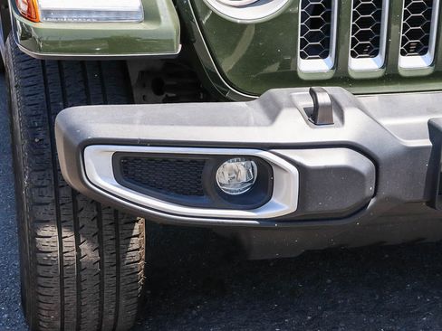 Used 2022 Jeep Wrangler Unlimited Sahara AWD/4WD image 18