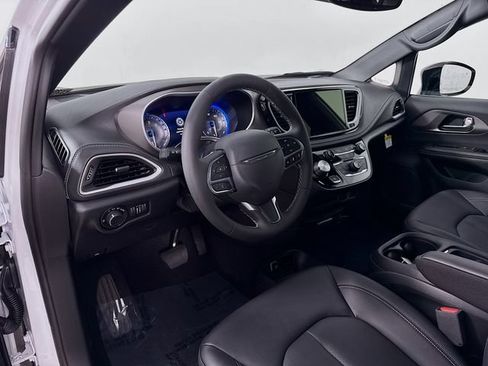 New 2027 Chrysler Pacifica Select FWD image 9