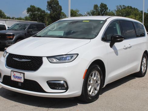 Used 2024 Chrysler Pacifica Touring-L FWD image 2
