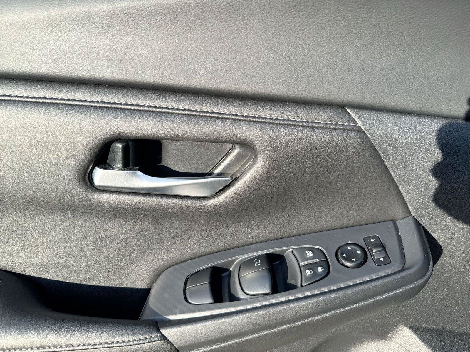 Used 2025 Nissan Sentra SV w/ Lighting Package FWD image 5