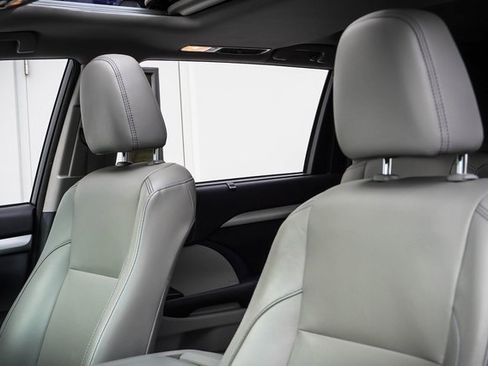 Used 2016 Toyota Highlander XLE image 10