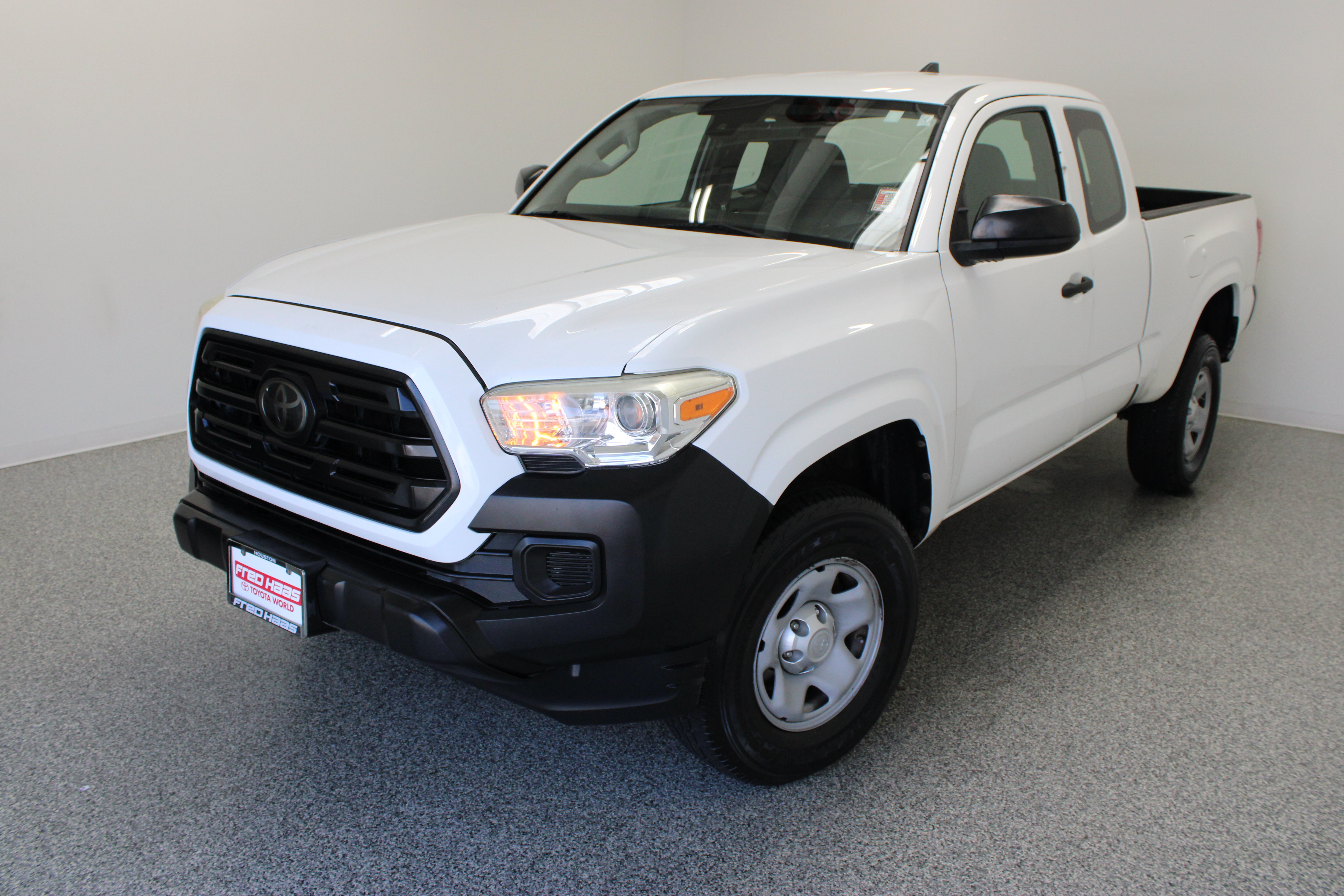 Used 2018 Toyota Tacoma SR RWD image 2