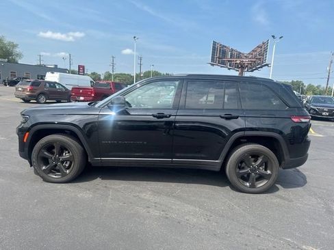 Used 2023 Jeep Grand Cherokee Altitude AWD/4WD image 5