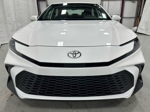Used 2025 Toyota Camry SE image 2