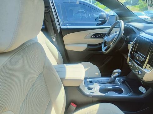 Used 2023 Chevrolet Traverse LS FWD image 4
