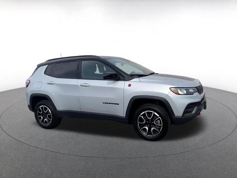 Used 2025 Jeep Compass Trailhawk AWD/4WD image 2