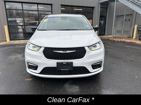 Certified 2024 Chrysler Pacifica Touring-L image 9