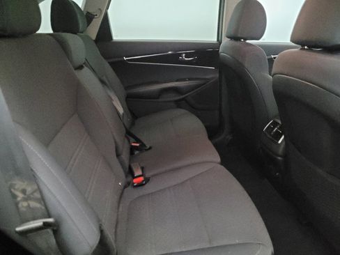 Used 2019 Kia Sorento LX w/ LX Convenience Package image 19