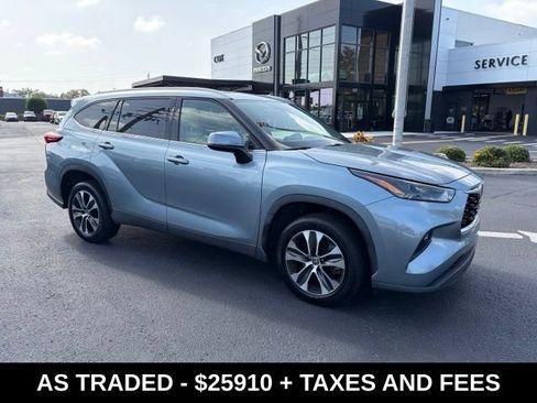 Used 2022 Toyota Highlander XLE FWD image 1