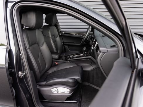 Certified 2025 Porsche Macan AWD/4WD image 33