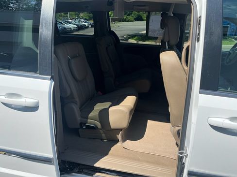 Used 2016 Chrysler Town & Country Touring FWD image 17