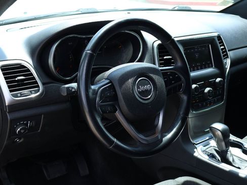 Used 2018 Jeep Grand Cherokee Laredo AWD/4WD image 2