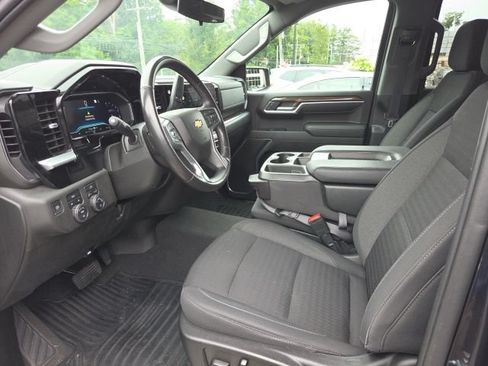 Used 2022 Chevrolet Silverado 1500 LT AWD/4WD image 3