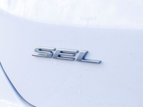 Used 2022 Ford Edge SEL image 11