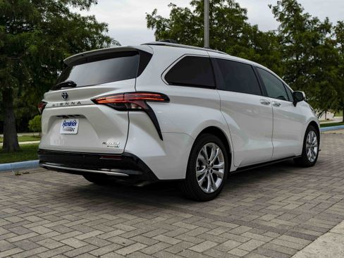 Used 2024 Toyota Sienna Platinum FWD image 8