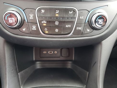 Used 2022 Chevrolet Equinox LT w/ Driver Convenience Package image 24