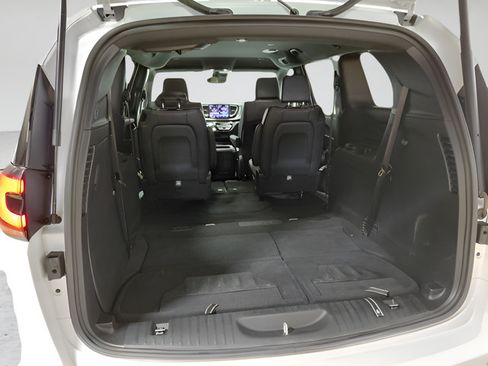 Used 2025 Chrysler Pacifica Select FWD image 43