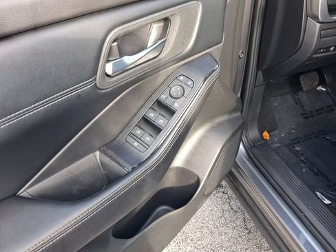 Used 2025 Nissan Rogue SV w/ SV Premium Package FWD image 15