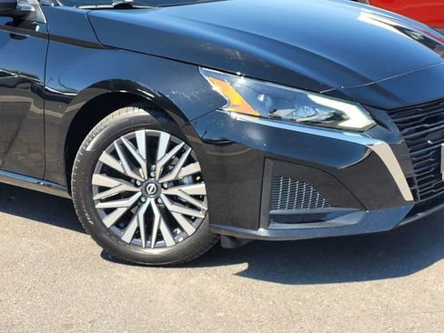 Certified 2025 Nissan Altima 2.5 SV FWD image 9